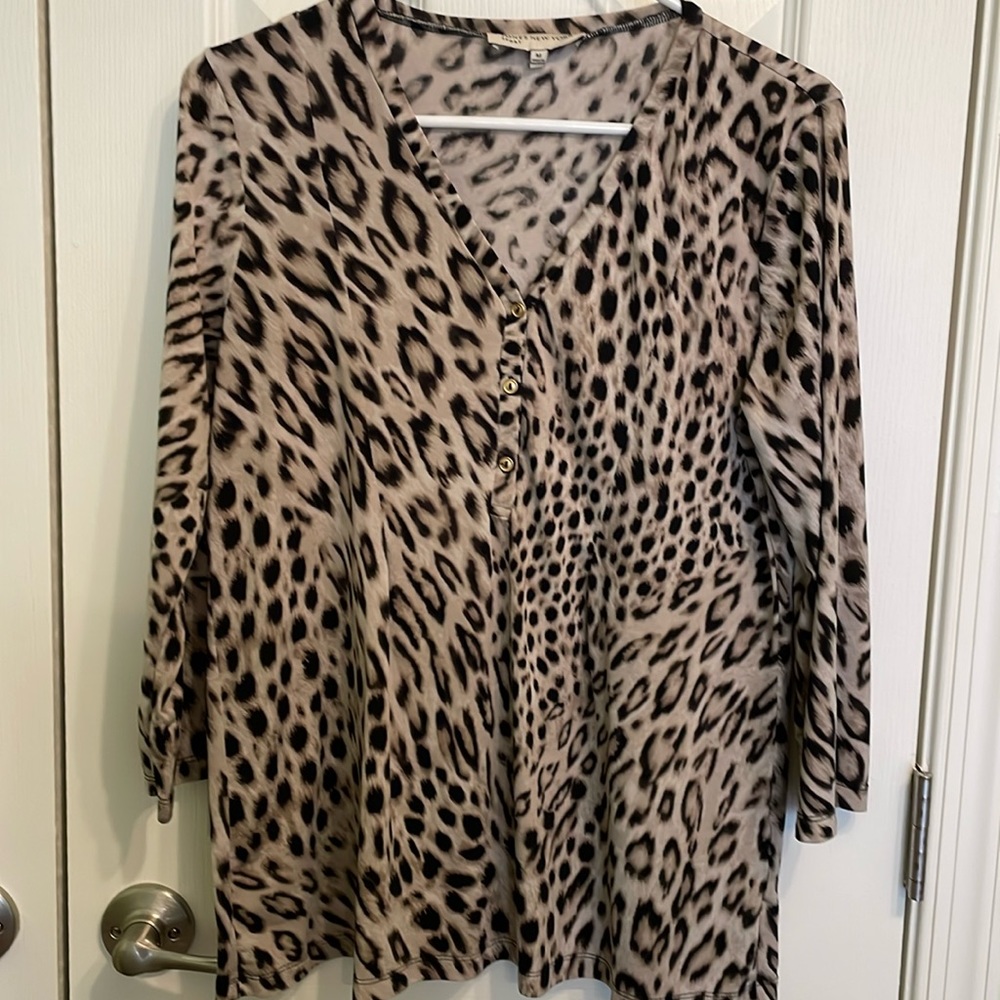 Jones New York sport women’s blouse.  Great condition.